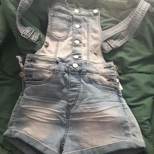Super cute brand new denim overalls! 🤗